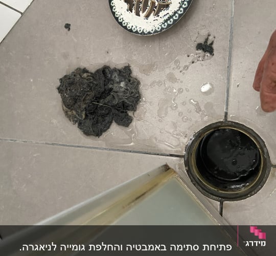 ניקוי סתימה מפתח ניקוז עם יד מלוכלכת